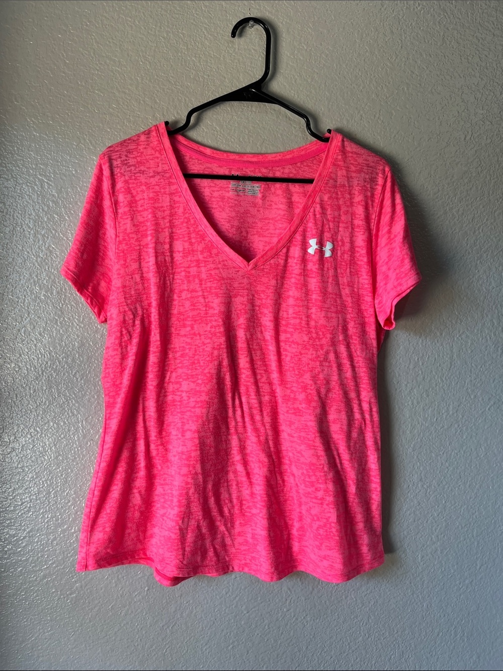 Under Armour Women’s Hot Pink V-Neck Short Sleeve Tee Sz XL Casual Athletic